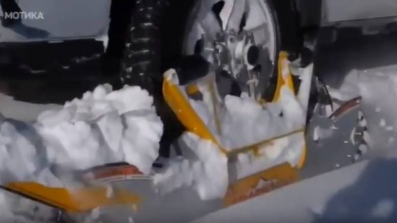 Shpikja më e re për të mos ngecur veturat në borë (Video)