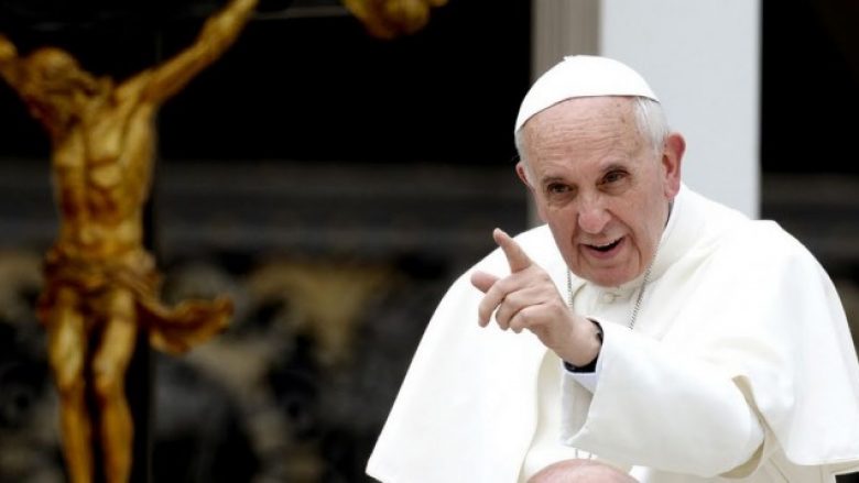 Papa: Po mbytemi nga materializmi
