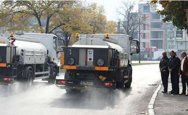 Bashkia e Shkupit pastroi rrugët me acetat për shkak të ndotjes së ajrit