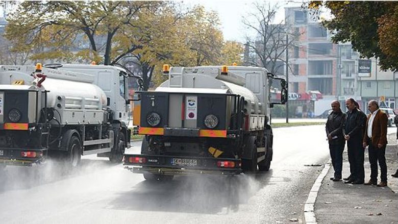 Bashkia e Shkupit pastroi rrugët me acetat për shkak të ndotjes së ajrit