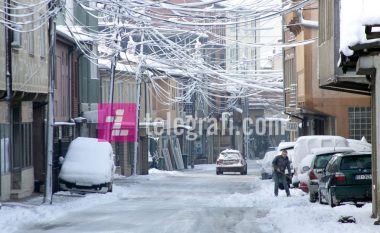 Dhjetëra qytete në Maqedoni mbeten pa rrymë shkaku i borës (Video)