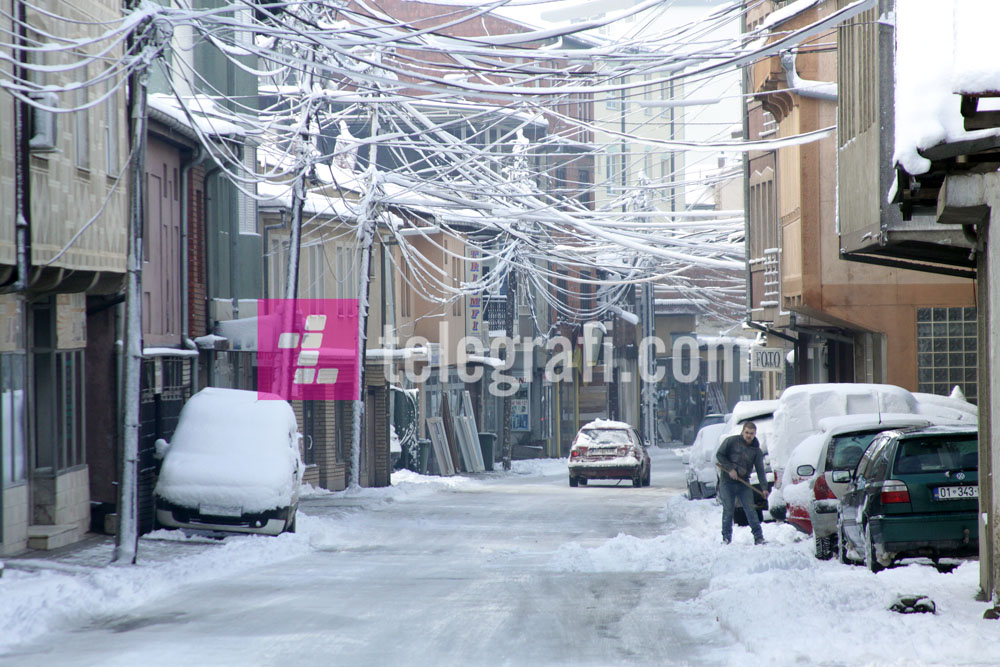 Dhjetëra qytete në Maqedoni mbeten pa rrymë shkaku i borës (Video)