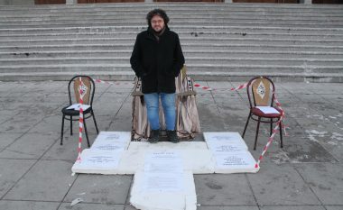 Plakolli fillon grevën e urisë, para Teatrit Kombëtar (Foto)