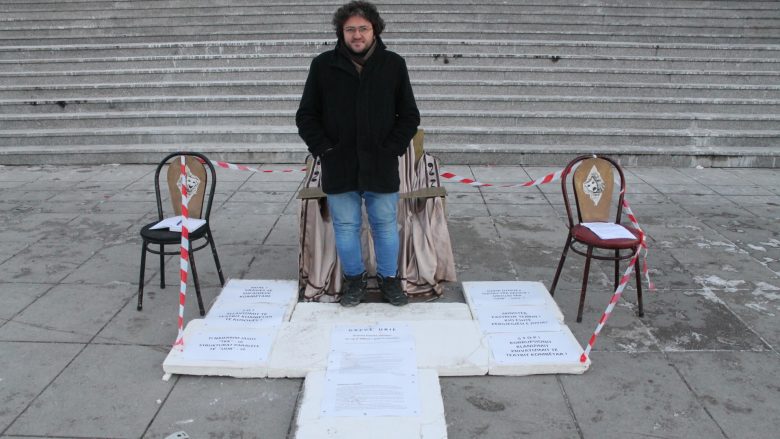 Plakolli fillon grevën e urisë, para Teatrit Kombëtar (Foto)