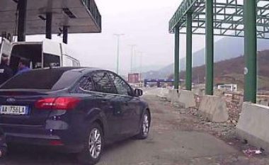 Polici kufitar në Kukës i kërkon lekë kosovarit: “Nuk kemi ngrënë akoma gjë sot…” (Video)