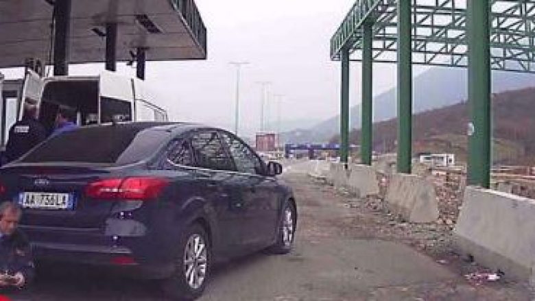 Polici kufitar në Kukës i kërkon lekë kosovarit: “Nuk kemi ngrënë akoma gjë sot…” (Video)