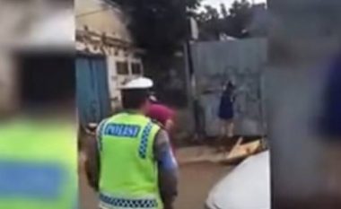 Gruaja nuk la gjë pa i bërë policit, e ai e duroi (Video)