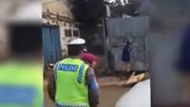 Gruaja nuk la gjë pa i bërë policit, e ai e duroi (Video)