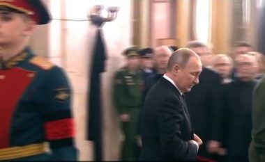 Funerali i ambasadorit të vrarë, Putin largohet nga ceremonia (Video)