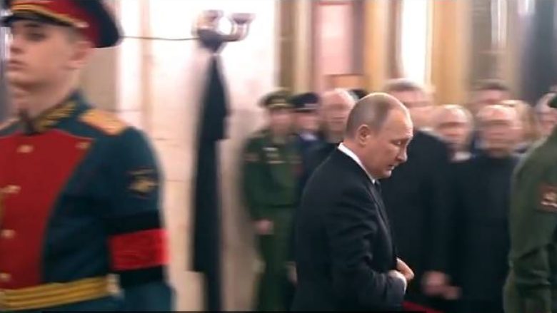 Funerali i ambasadorit të vrarë, Putin largohet nga ceremonia (Video)