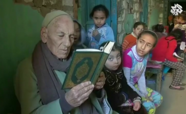 E rrallë: 80-vjeçari i krishterë që u mëson fëmijëve leximin e Kuranit (Video)