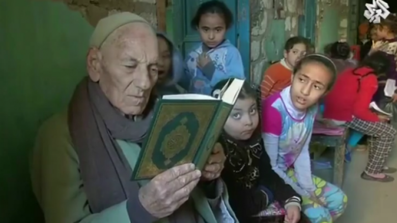 E rrallë: 80-vjeçari i krishterë që u mëson fëmijëve leximin e Kuranit (Video)