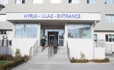 Përurohet spitali 7 milionësh në Vushtrri, hapja bëhet edhe me këndimin e Kuranit nga një hoxhë