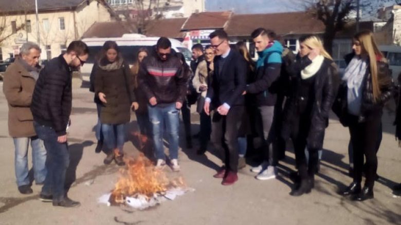 Një prind i dëshpëruar, thirrje të rinjve: Shkoni në ISIS, në Kosovë nuk ka perspektivë (Foto)