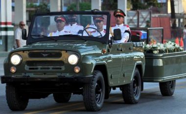 Fillon ceremonia e varrimit të Fidel Castros