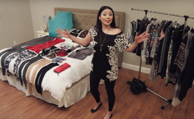 Shikoni si kjo grua i paketon mbi 50 rroba në një ÇANTË TË VETME (Video)