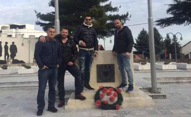 Shpat Kasapi nderon me homazhe dëshmorët në fshatin Strellc (Foto)