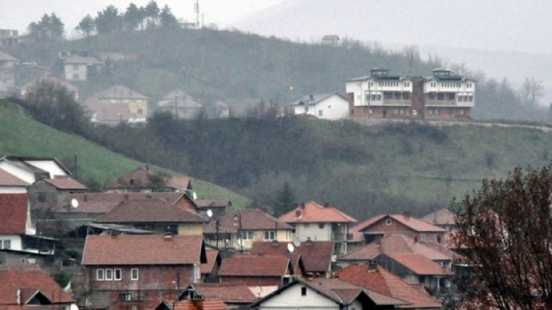 Serbët e Suhodollit, të shqetësuar nga ndarja kadastrale: Shtëpitë në jugë, tokat në veri!