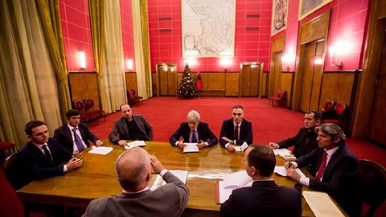 Mediat dhe maqedonasit e kryqëzojnë marrëveshjen e partive shqiptare (Foto)