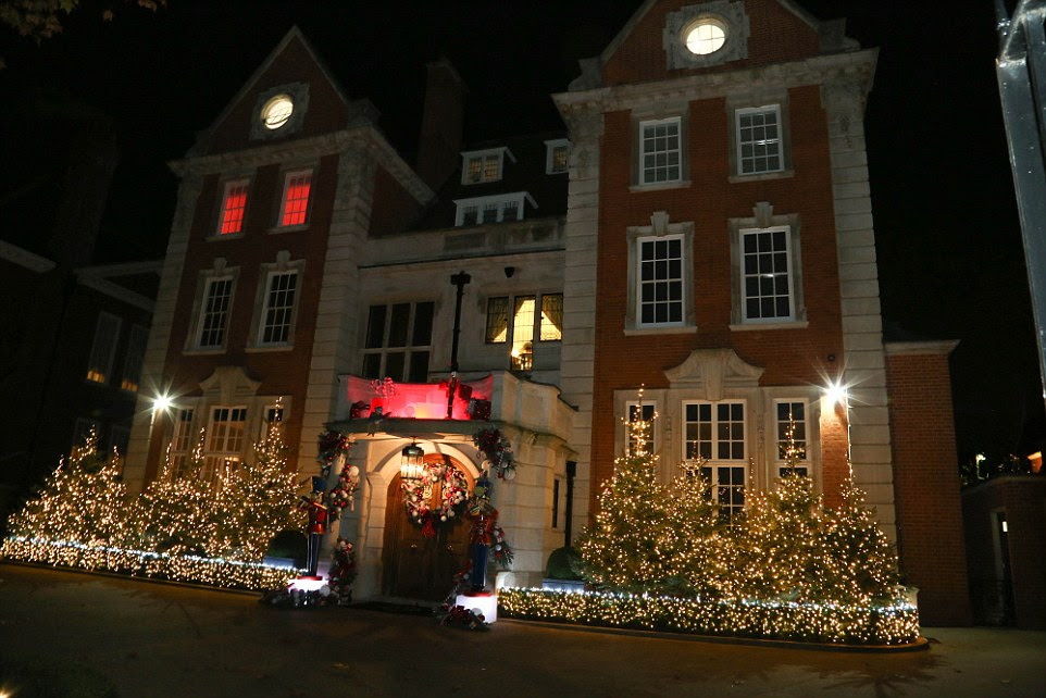 loftyphoto-tamara ecclestones kensington house dressed for christmas