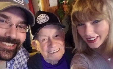 Taylor Swift befason një 96 vjeçar, i shkon në shtëpi (Foto)