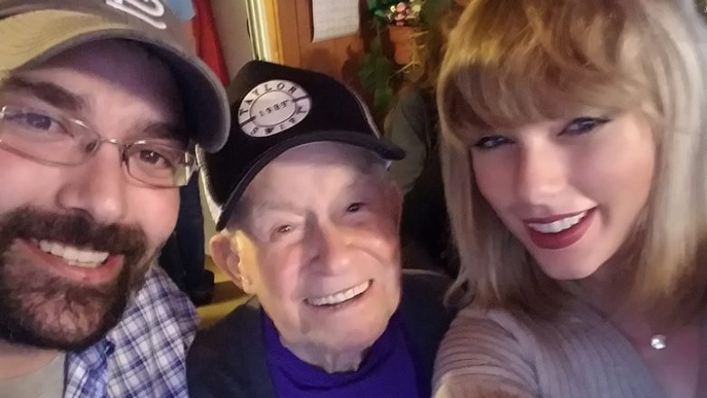 Taylor Swift befason një 96 vjeçar, i shkon në shtëpi (Foto)