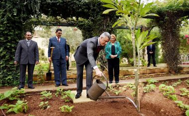 Thaçi përmbyll vizitën në Maltë duke mbjellë një pemë (Foto)