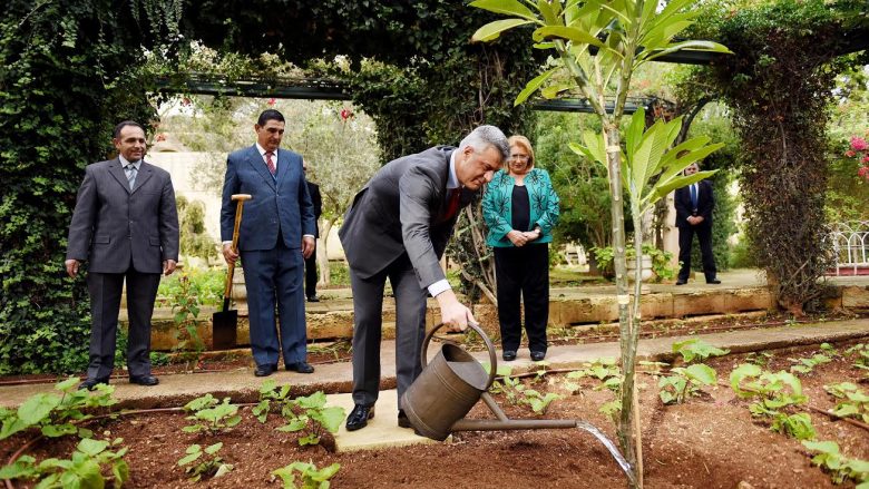Thaçi përmbyll vizitën në Maltë duke mbjellë një pemë (Foto)