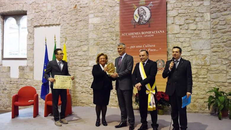 Presidenti Thaçi shpërblehet nga Akademia Papnore me “Premio Bonifacio”