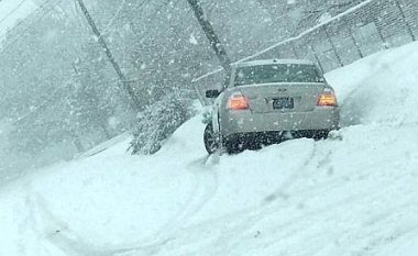 Refuzoi ta ndihmonte veturën e bllokuar në borë, sepse vozitësja ishte mbështetëse e Donald Trump (Foto/Video)