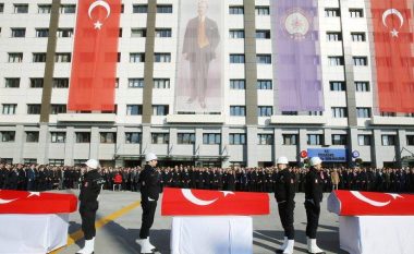 Zhvillohet ceremonia varrimit të 30 policëve të vrarë në Stamboll (Foto)