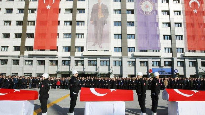 Zhvillohet ceremonia varrimit të 30 policëve të vrarë në Stamboll (Foto)