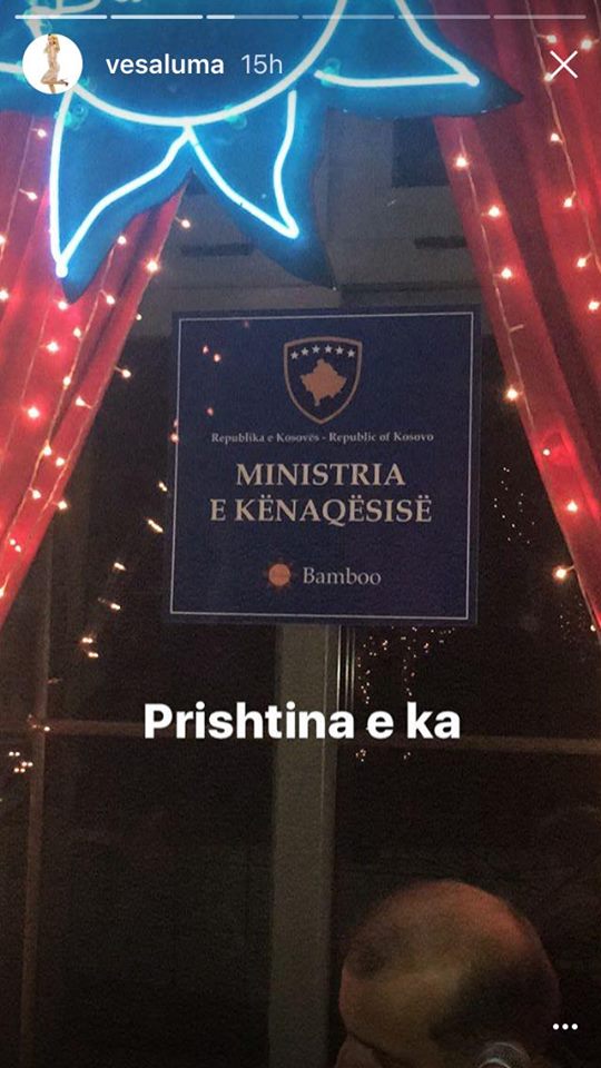 "Ministria e Kënaqësisë", tabelë e gjendur para këngëtares Vesa Luma. Foto nga Instagram Story.