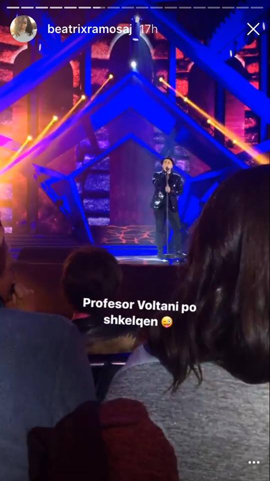 Beatrix në mbështetje të profesorit të saj, Voltan Prodanit në "Kënga Magjike 2016". Foto nga Instagram Story.