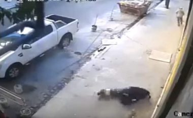 Pamje shqetësuese: Shoferi, tre plumba mbi të riun i cili tentoi të vidhte veturën e tij (Video,+18)