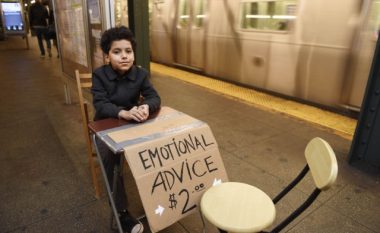 11-vjeçari jep këshilla në metronë e Nju Jorkut, me pagesë! (Foto)