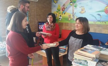Grupi “Maniakë t’Leximit” dhuruan 156 libra për fëmijët në QKUK