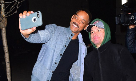 Will Smith fotografohet me fansin e tij.