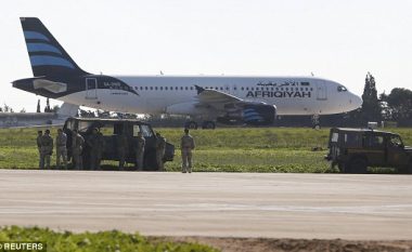 Një aeroplan i pasagjerëve është rrëmbyer nga dy mbështetës të Gaddafit, të armatosur me granata dore (Foto)