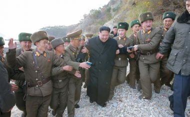 Dieta, “dhuratë speciale” nga diktatori, ushtarët e Koresë së Veriut i “kap barku”! (Foto)