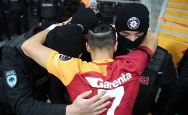 Futbollisti i Galatasarayt feston golin me policët, për të nderuar viktimat e sulmeve në Stamboll (Video)