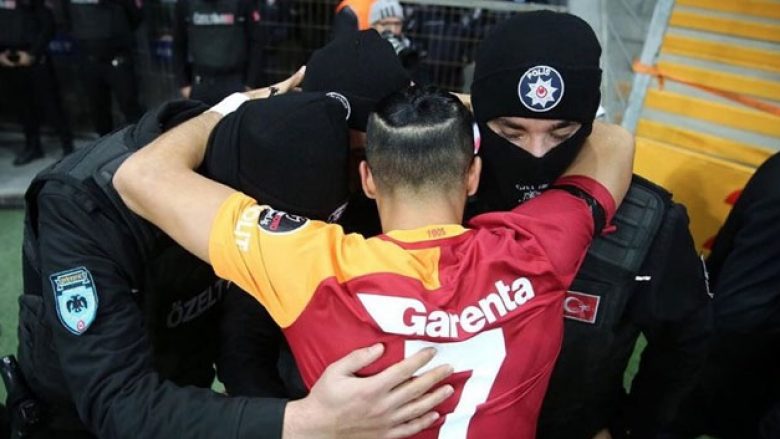 Futbollisti i Galatasarayt feston golin me policët, për të nderuar viktimat e sulmeve në Stamboll (Video)