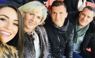 E gjithë familja Xhaka në shkallët e stadiumit për ta shikuar Granitin (Foto)