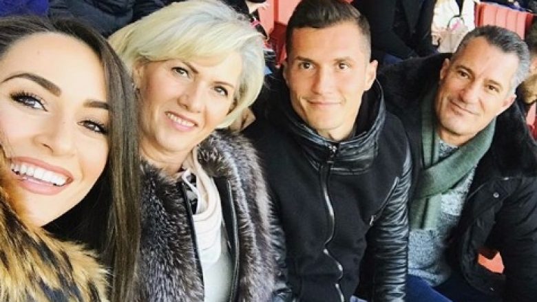 E gjithë familja Xhaka në shkallët e stadiumit për ta shikuar Granitin (Foto)