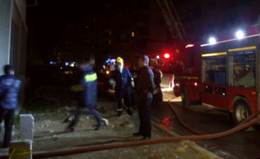 Zjarr i madh në një pallat në Tiranë, rrezikohen banorët (Video)