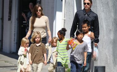 Pitt thyen heshtjen: Jolie po rrezikon jetën e gjashtë fëmijëve!