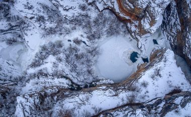 Ujëvara e ngrirë e Mirushës e xhiruar nga droni është një mrekulli e natyrës që nuk duhet humbur (Foto/Video)