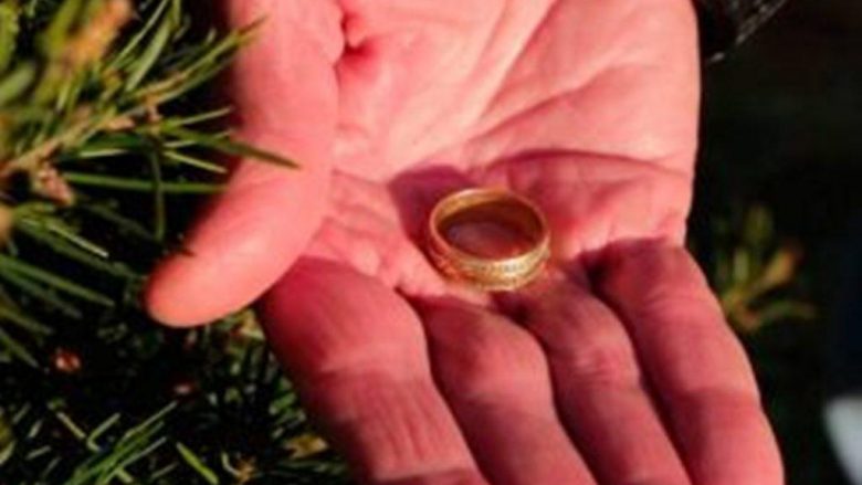 Humbi unazën e martesës 15 vite më parë, e gjen pak javë pasi kishte humbur bashkëshorten