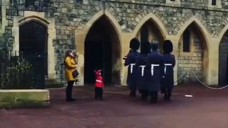 Djaloshi i vogël nderon gardianët britanikë, shikoni reagimin e tyre (Video)
