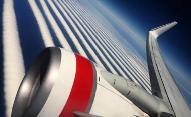 Një formacion i çuditshëm resh duket nga krahët e aeroplanit në Australi (Foto)
